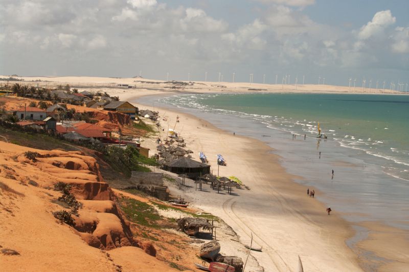 O município de Aracati reserva a vila de Canoa Quebrada, ao sul de Fortaleza. Os bons ventos do local são ideais para quem curte esportes como kitesurfe e windsurfe - deltafrut via VisualHunt / CC BY - deltafrut via VisualHunt / CC BY/Rota de Férias/ND
