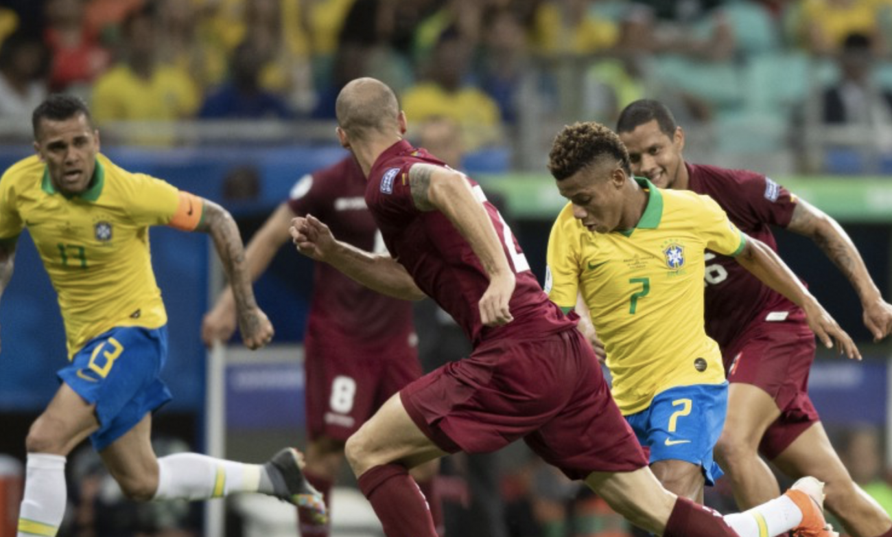 David Neres encara marcação da seleção da Venezuela, que deu trabalho. - Lucas Figueiredo/CBF