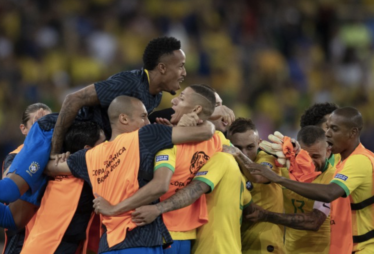 Jogadores festejam durante jogo contra o Peru: o jogo do título. Em primeiro plano, Richarlison, que fechou o placar na vitória por 3 a 1. Título merecido. Parabéns, Brasil! Valeu, Tite!! - Lucas Figueiredo/CBF
