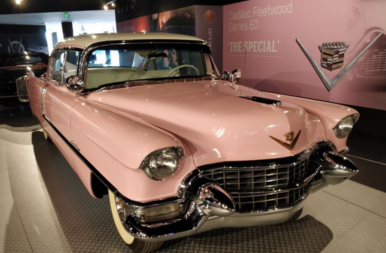 Cadillac Fleetwood Sixty Special 1955 – Este talvez seja o carro mais emblemático de Elvis. O Cadillac rosa foi usado pelo ídolo em diversos tours. Sua mãe também costumava circular com o modelo em Memphis (embora ela não tivesse licença), já que era o seu favorito - Paulo Basso Jr./Garagem360 - Foto: Paulo Basso Jr./Garagem360/Garagem 360/ND