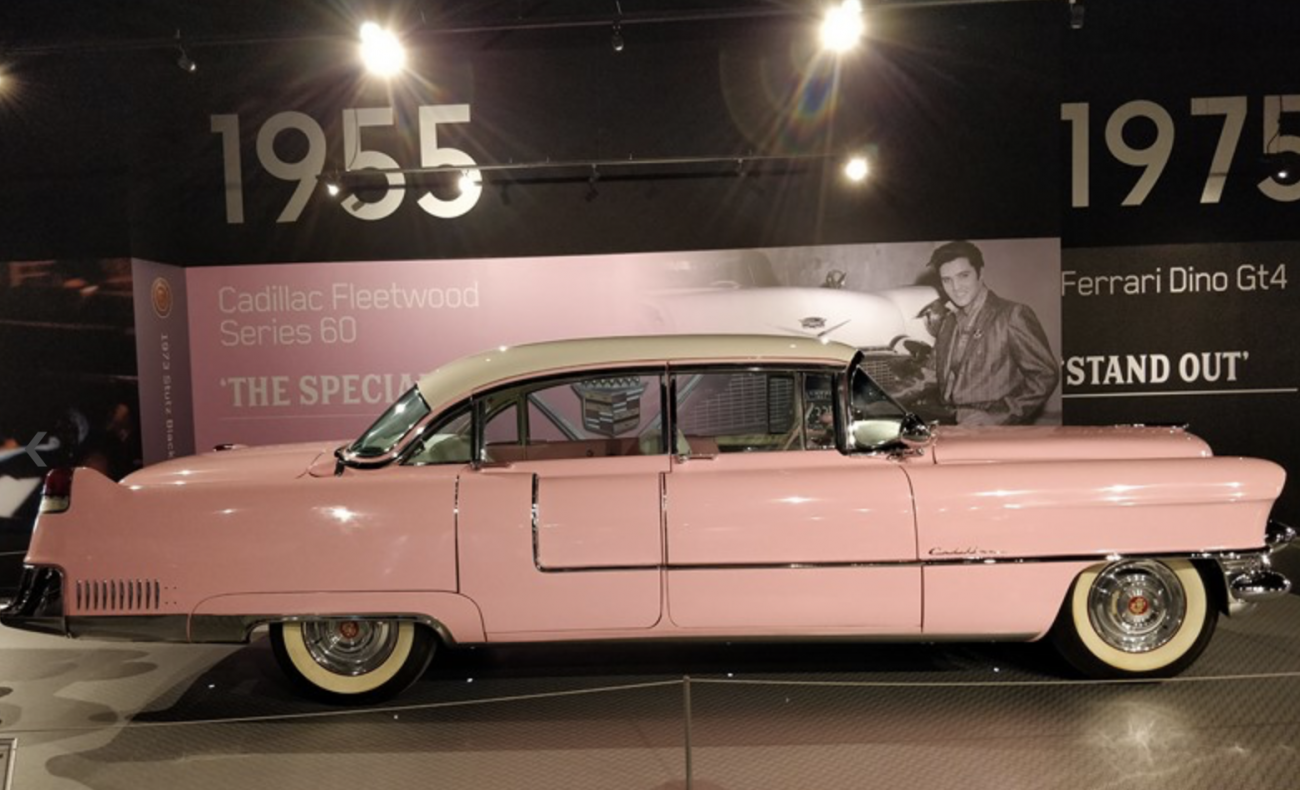 Cadillac Fleetwood Sixty Special 1955 – Este talvez seja o carro mais emblemático de Elvis. O Cadillac rosa foi usado pelo ídolo em diversos tours. Sua mãe também costumava circular com o modelo em Memphis (embora ela não tivesse licença), já que era o seu favorito - Paulo Basso Jr./Garagem360 - Foto: Paulo Basso Jr./Garagem360/Garagem 360/ND