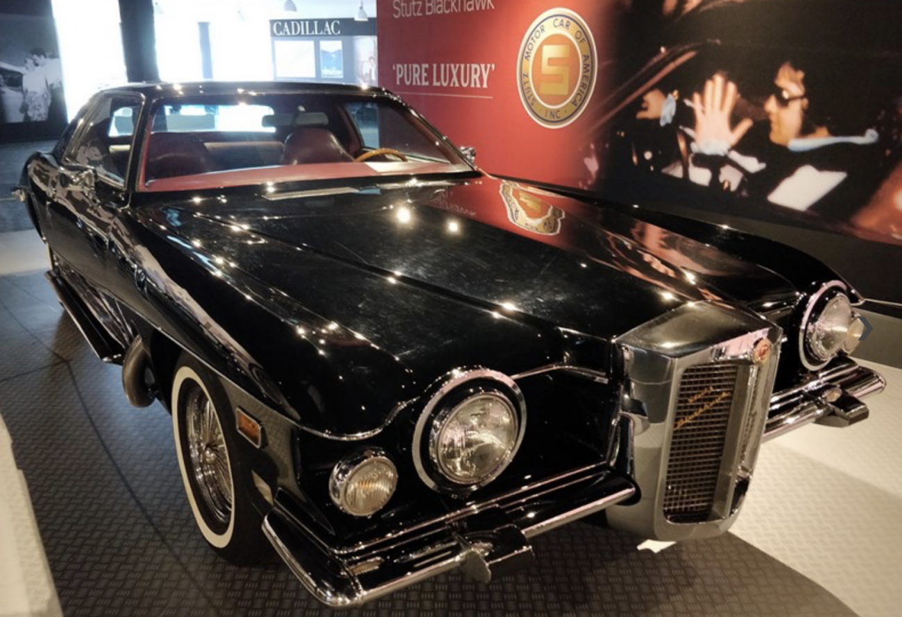 1973 Stutz Blackhawk - Este era um dos carros favoritos de Elvis. O interior, customizado, tem tons vermelhos. O Rei do Rock estava dirigindo este carro quando passou pelo portão de Graceland, em Memphis, pela última vez, em 16 de agosto de 1977. Horas depois, ele seria encontrado morto - Paulo Basso Jr./Garagem360 - Foto: Paulo Basso Jr./Garagem360/Garagem 360/ND