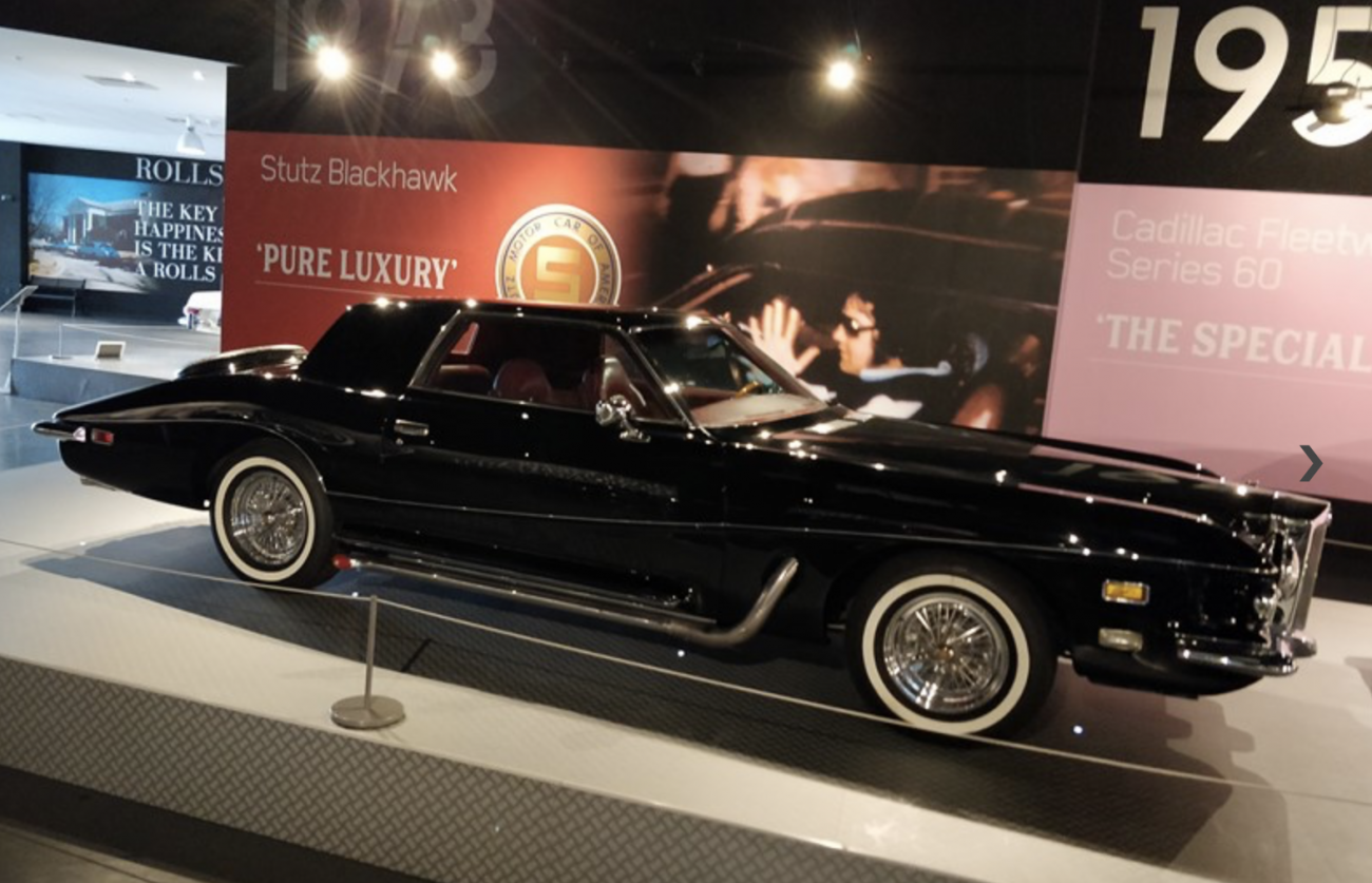 1973 Stutz Blackhawk - Este era um dos carros favoritos de Elvis. O interior, customizado, tem tons vermelhos. O Rei do Rock estava dirigindo este carro quando passou pelo portão de Graceland, em Memphis, pela última vez, em 16 de agosto de 1977. Horas depois, ele seria encontrado morto - Paulo Basso Jr./Garagem360 - Foto: Paulo Basso Jr./Garagem360/Garagem 360/ND