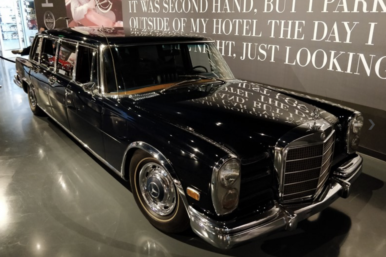 1969 Mercedes-Benz 600 Limousine – Tradicional, o modelo Gross Pullman de seis portas era muito usado por membros de cortes pelo mundo todo. Com o Rei do Rock não era diferente. O carro tem janela de vidro para separar a cabine do motorista da parte de trás do interior, bem como telefone e televisão. Ele pode ser visto no documentário “Elvis on Tour”, de 1972, gravado pela MGM - Paulo Basso Jr./Garagem360 - Foto: Paulo Basso Jr./Garagem360/Garagem 360/ND