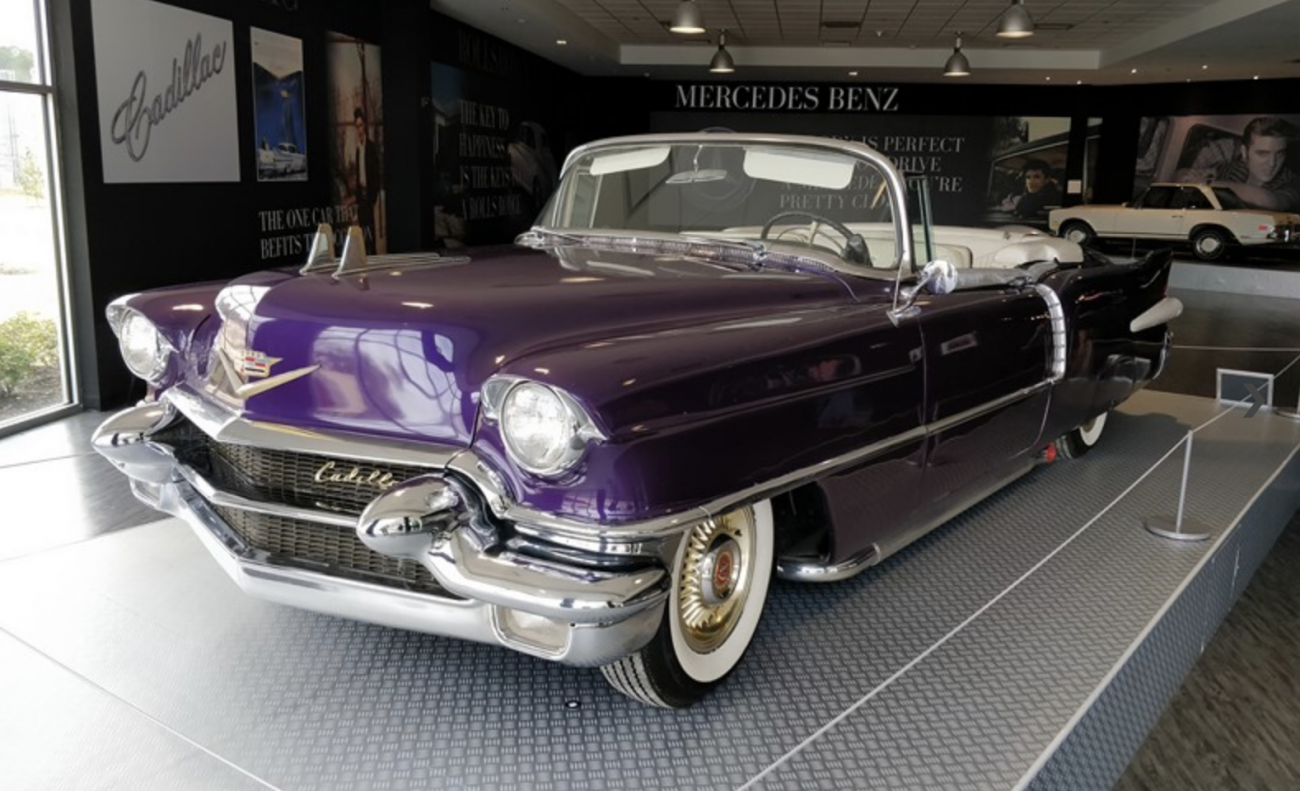 1956 Cadillac Eldorado Biarritz Convertible Coupe – Originalmente branco, o carro foi pintado de roxo e teve o interior customizado para Elvis. O veículo passou por uma completa restauração em 1976 - Foto: Paulo Basso Jr./Garagem360 - Paulo Basso Jr./Garagem360 - Foto: Paulo Basso Jr./Garagem360/Garagem 360/ND