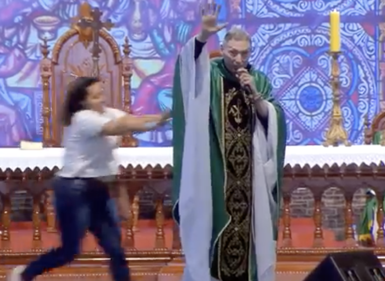 Mulher empurra padre Marcelo Rossi durante Missa – Reprodu&ccedil;&atilde;o