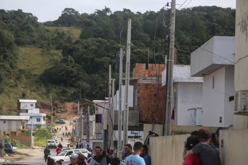 Celesc cortou energia e derrubou postes em servidão no Norte da Ilha – Anderson Coelho/ND