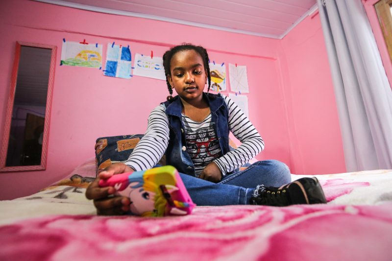 No quarto de paredes rosas, Emilly costuma assistir aos v&iacute;deos dos irm&atilde;os Neto – Anderson Coelho/ND