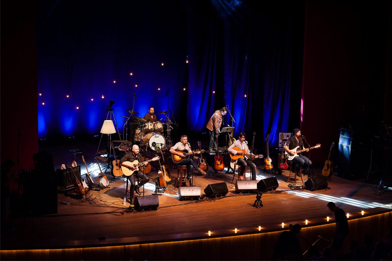 É o caso Os Udigrudis, banda Blame, Expresso Rural (foto), Grupo Engenho e Dazaranha. Ao longo dos anos a música do Estado foi fortalecida também por iniciativas como o Clube da Luta e O Clube, responsáveis por criar espaços para que as bandas se apresentassem.No meio musical, destaca Duda Medeiros, muitas bandas se desfizeram ao longo dos anos. “Manter uma banda é mais difícil que um casamento”, comenta. Mesmo assim, em novas formações os grupos antigos fazem shows apresentando seus antigos repertórios. - Eduardo Trauer/Divulgação/ND