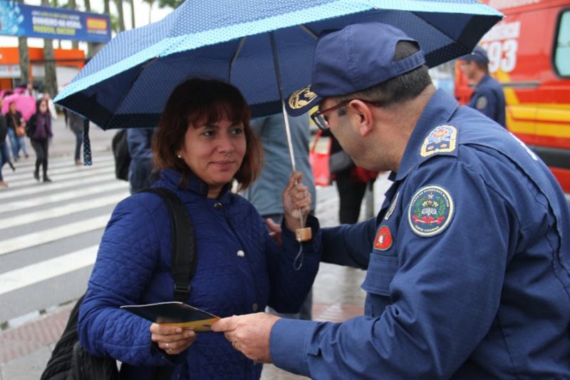 Comandante-geral do CBMSC, coronel Charles Alexandre Vieira, participou da campanha de prevenção com orientações de segurança a quem passava pelo Centro de Florianópolis – CBMSC/Divulgação/ND