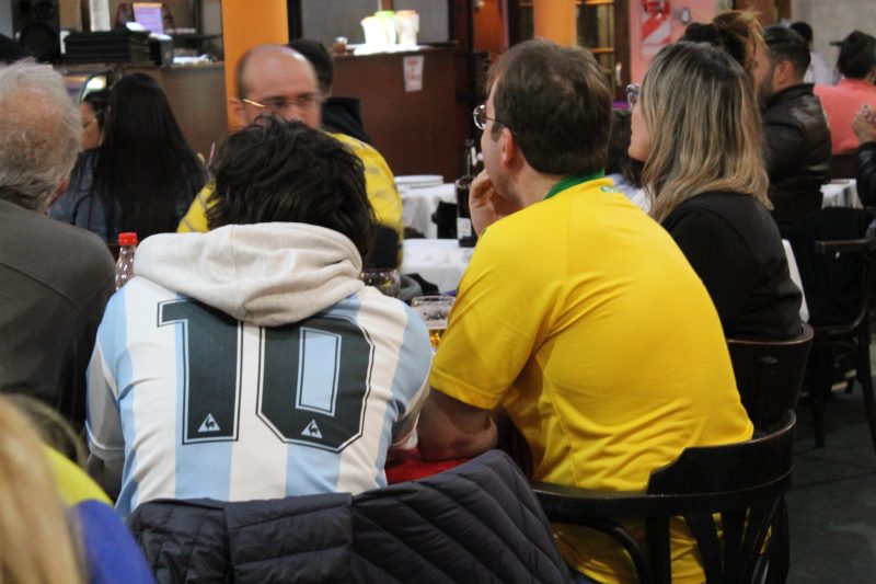 Em Abasto brasileiros e argentinos assistiram a partida – Jack Moraes – Jornalismo Sem Fronteiras (12)