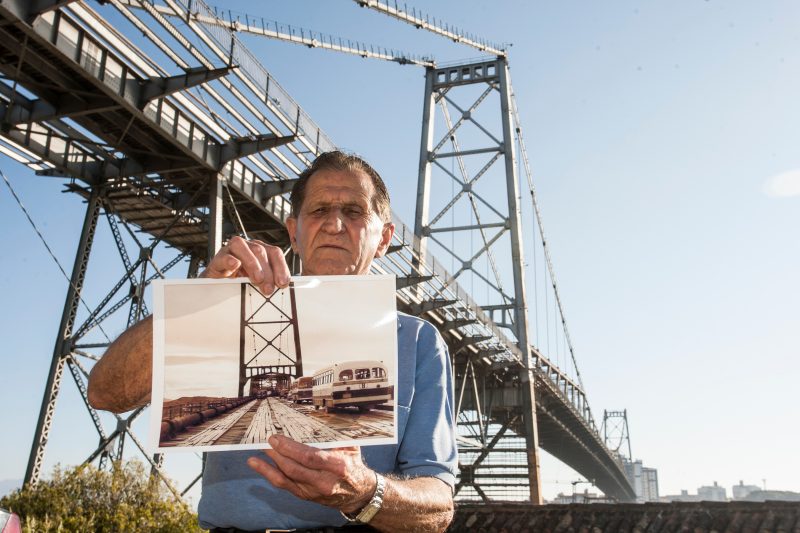 José Ruiz mostra foto antiga da ponte Hercílio Luz, quando ela ainda era aberta ao tráfego – Marco Santiago/Arquivo/ND
