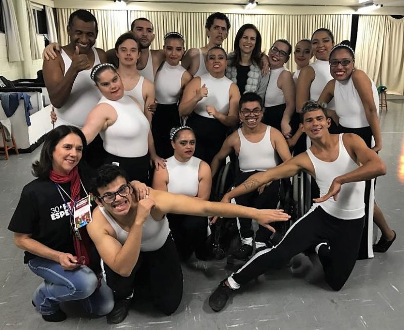 A madrinha da Feira da Esperança 2019, Késia Martins da Silva (em pé, atrás), e o Grupo de Dança da Apae Florianópolis – Divulgação/ND