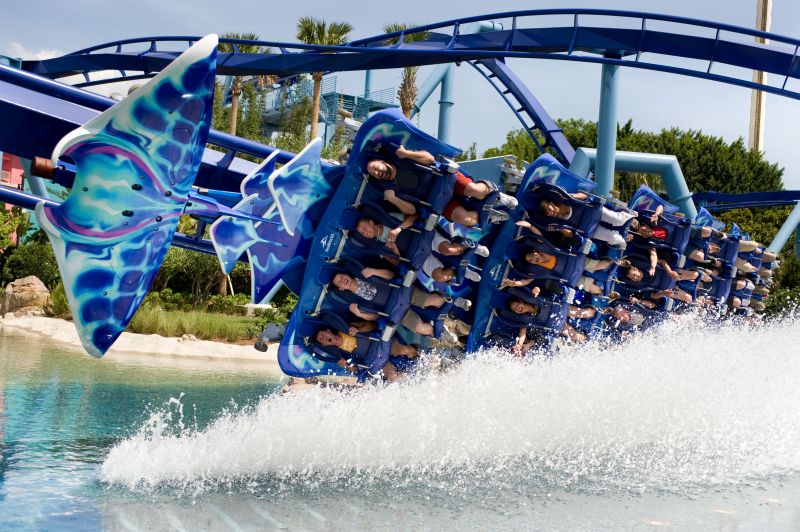 O Sea World Orlando é uma opção bacana para quem gosta de atrações aquáticas e animais marinhos. A montanha-russa da foto é a Manta, que percorre os trilhos com os visitantes na posição horizontal (parece que você está voando como o Superman) - Divulgação - Divulgação/Rota de Férias/ND