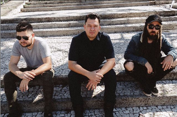O Muro de Pedra é formado por Victor Pradella, Anderson Kuehne e Thiago Tonini. Com o cantor Rodolfo Abrantes, ex-integrante da Raimundos, o trio gravou uma parceria no disco Joio ou Trigo. Seu primeiro álbum teve os custos pagos por meio de um financiamento coletivo que atingiu um valor maior do que o estimado - Reprodução/Instagram