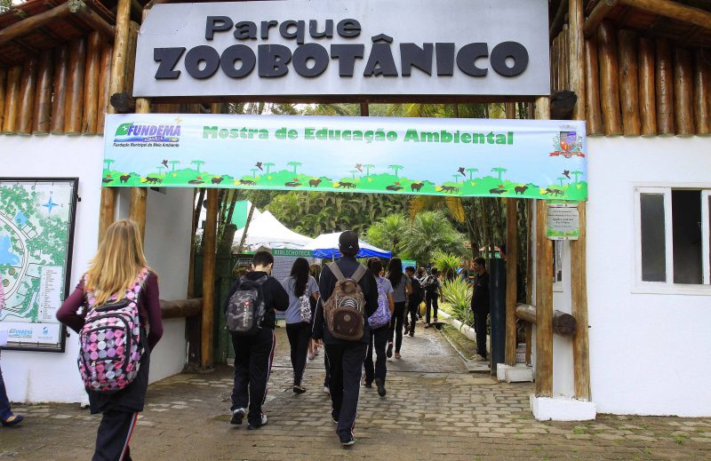 Dois pontos turísticos da cidade se encontram em um mesmo local: o zoobotânico virou espaço de lazer para as famílias e, de quebra, está no início da caminhada para quem deseja ver a cidade do alto. – Markito/Santur/Divulgação/ND