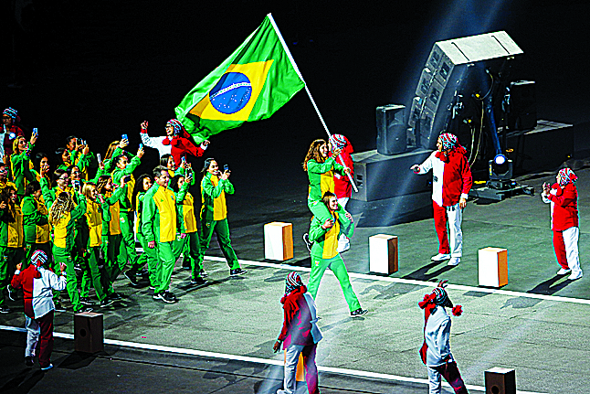 As atletas brasileiras Martine Grael e Kahena Kunze carregam bandeira do Brasil durante a cerimônia de abertura dos Jogos Pan- Americanos Lima 2019, no Peru, nesta sexta-feira 26 &#8211; HEULER ANDREY/DIA ESPORTIVO/ESTADÃO CONTEÚDO/ND