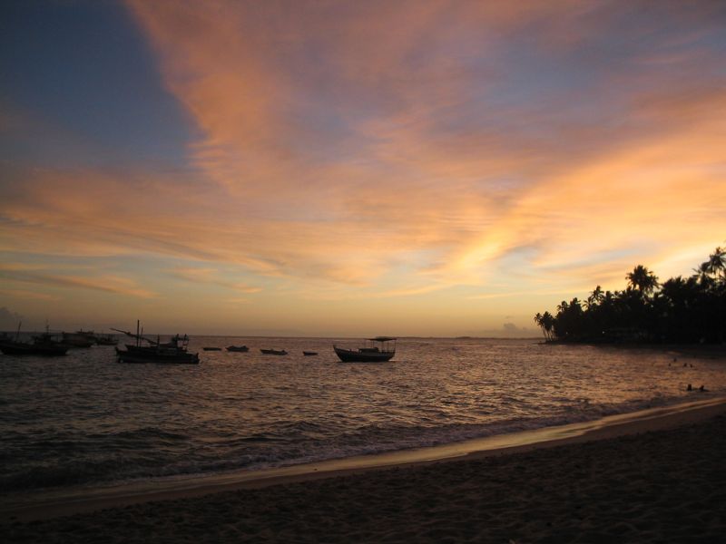 Praia do Forte está situada na cidade de Mata de São João, na Bahia. A vila já tem cara de cidade e oferece até um centrinho para compras - Carol Castro via Visualhunt / CC BY - Carol Castro via Visualhunt / CC BY/Rota de Férias/ND