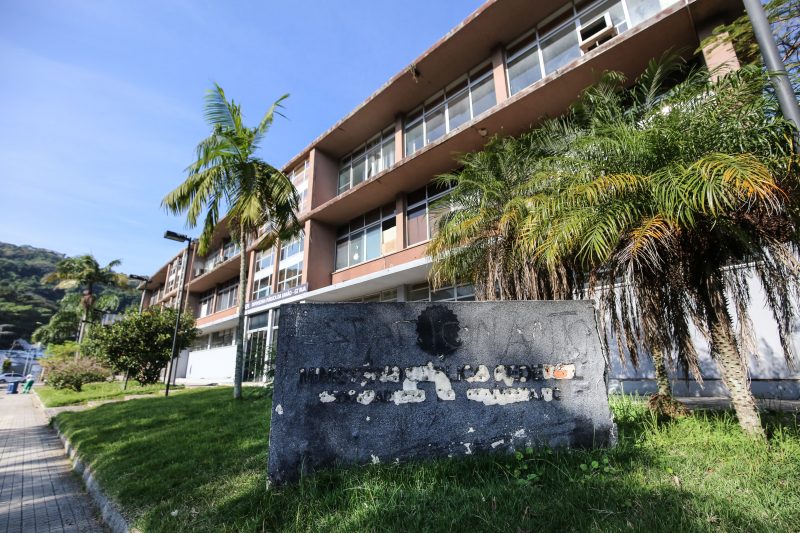 Antigo pr&eacute;dio da Procuradoria Geral da Rep&uacute;blica em Santa Catarina virou alvo de v&acirc;ndalos e moradores de rua. Foto: Anderson Coelho/ND