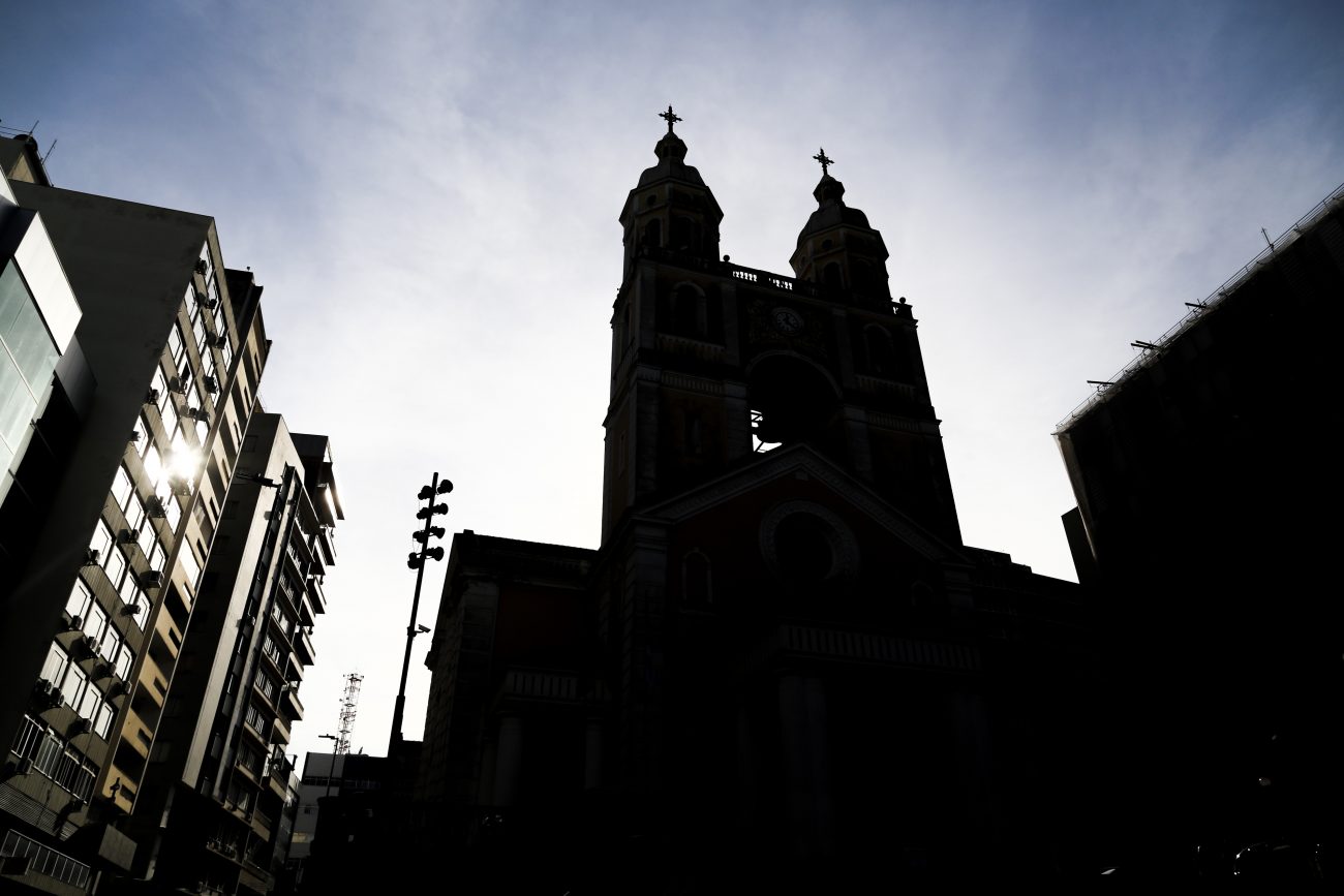 Paredes descascadas, ausência de portas e acessos precários expõem imbróglio da reforma que, iniciada há 14 anos, nunca foi entregue finalizada - Anderson Coelho/ND