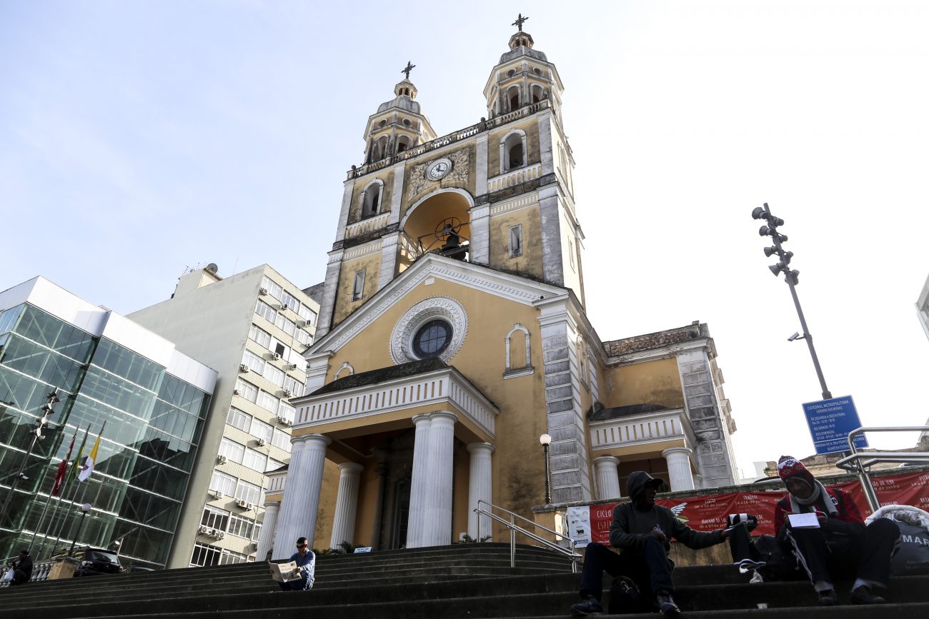 Paredes descascadas, ausência de portas e acessos precários expõem imbróglio da reforma que, iniciada há 14 anos, nunca foi entregue finalizada - Anderson Coelho/ND