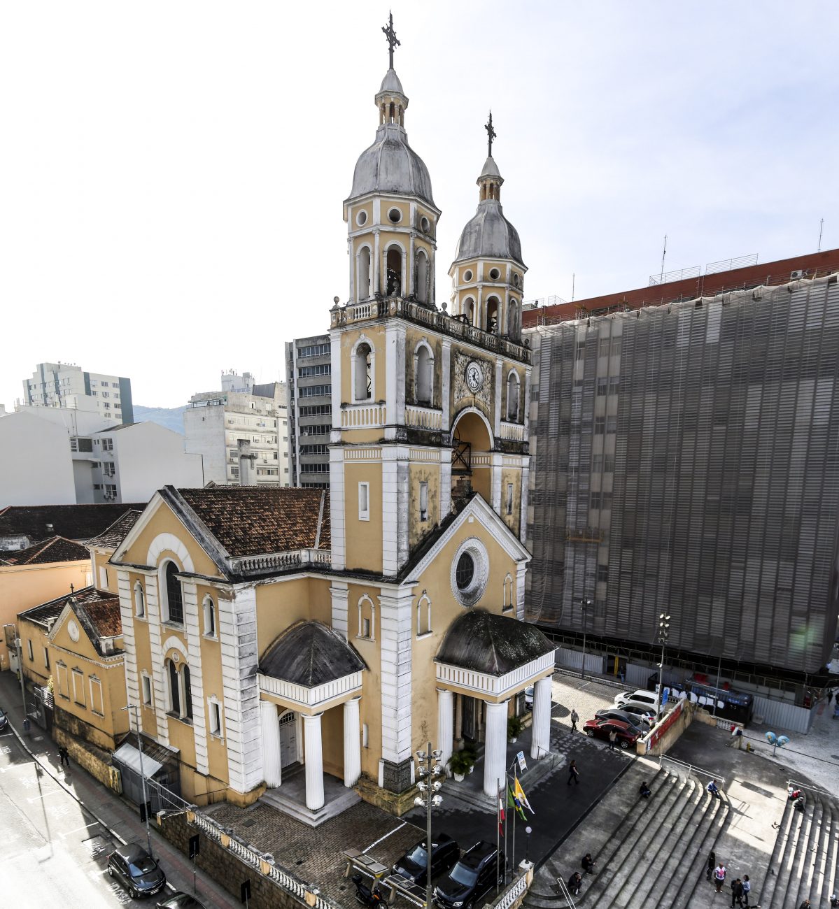 Paredes descascadas, ausência de portas e acessos precários expõem imbróglio da reforma que, iniciada há 14 anos, nunca foi entregue finalizada - Anderson Coelho/ND