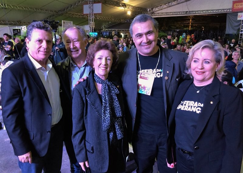 Da esq. para dir.: Rubens Feijó, presidente da Fundação Catarinense de Educação Especial; Júlio César de Aguiar e Lorena Starke Schmidt, respectivos diretor social e presidente da Federação das Apaes do Estado de Santa Catarina; Ricardo de Souza Mendonça, presidente da Apae Florianópolis; e Zena Becker, coordenadora da 30ª Feira da Esperança – Marcos Cardoso/ND