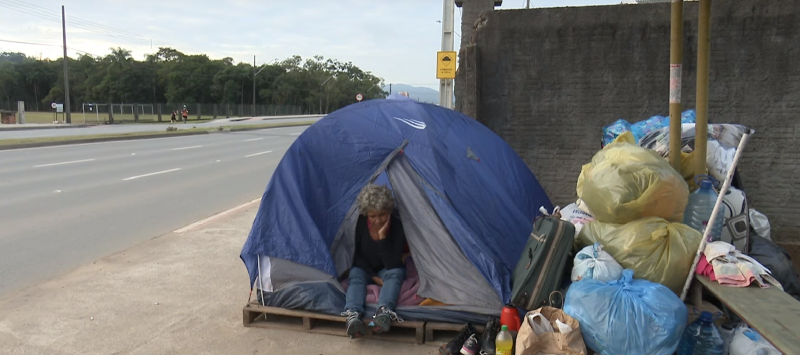 Família se instalou em ponto de ônibus após casa ser tomada por traficantes no Paraná – RICTV Joinville / Reprodução