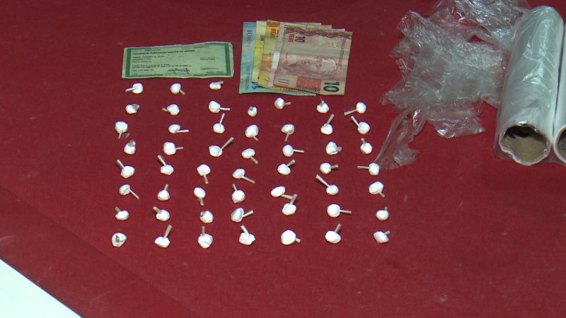 Mais de 50 buchas de cocaína foram apreendidas durante ação da Polícia Militar em bar – Ricardo Alves/RICTV