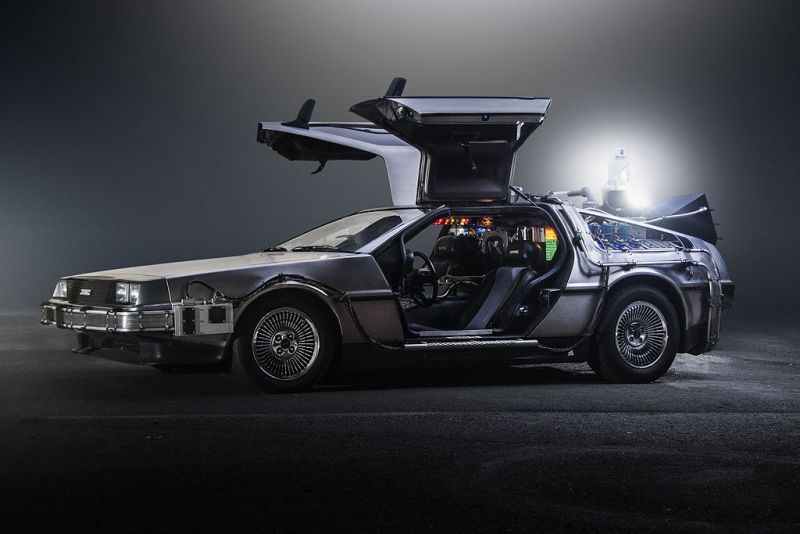 Uma das unidades do DeLorean DMC12 usada na fanquia “De Volta para o Futuro” foi leiloada, em 2011, por US$ 541 mil (cerca de R$ 1.947.600); o montante foi revertido para a fundação do ator Michael J. Fox, com foco na doença de Parkinson - Foto: JMortonPhoto.com/OtoGodfrey.com/WIkimedia - Foto: JMortonPhoto.com/OtoGodfrey.com/WIkimedia/Garagem 360/ND