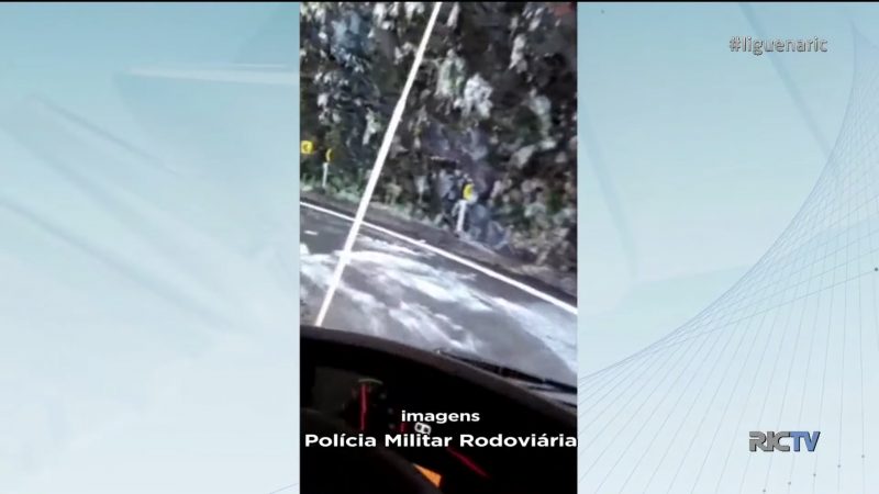 Sal foi jogado na rodovia para tentar uma melhora das condições/Polícia Militar/Divulgação – Untitled