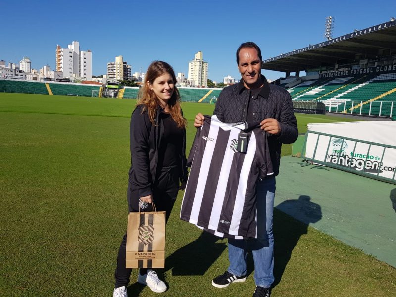 Antes das gravações, Edmundo recebeu uma camisa do clube de presente da gestora de negócios do Figueirense, Julia Pacheco – Diogo Maçaneiro/ND