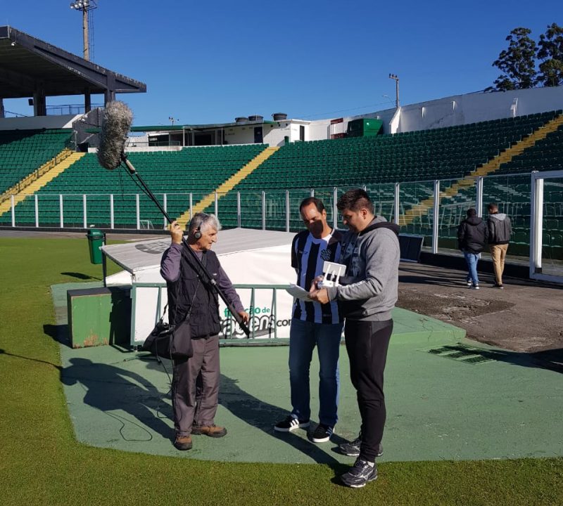 Edmundo se prepara e ensaia o roteiro para começar a gravação no estádio Orlando Scarpelli – Diogo Maçaneiro/ND