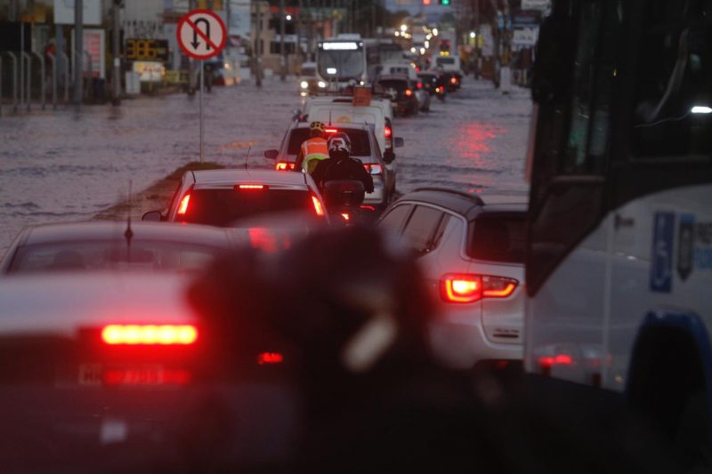Fila no fim de tarde e início da noite desta quinta-feira, em Florianópolis. Maré alta causa alagamentos e trava trânsito na cidade. – Foto: Flavio Tin/ND