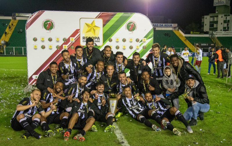 Jogadores do Figueirense comemoram o título da Recopa Catarinense 2019 – Matheus Dias/FFC/divulgação