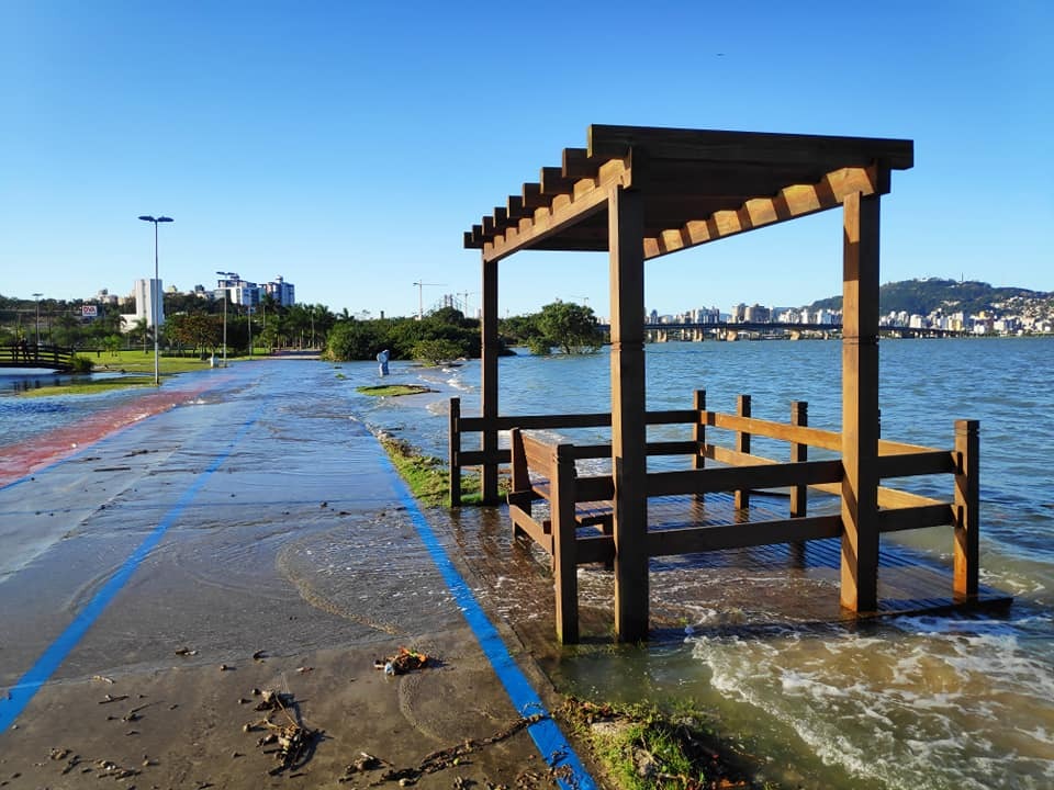 Entre as regiões mais afetadas estão a avenida da Saudade, na região central, o Parque de Coqueiros, no Continente, e a SC-405, no Sul da Ilha. - Fotos: Daniel Queiroz/Divulgação