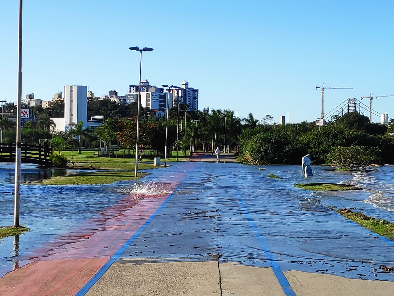 O fenômeno da maré alta voltou a inundar vias e parques em Florianópolis na tarde desta quinta-feira (4). Entre as regiões mais afetadas estão a avenida da Saudade, na região central. - Fotos: Daniel Queiroz/Divulgação