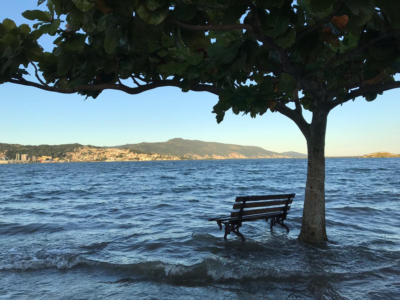 Parque de Coqueiros, no Continente, foi mais uma área afetada com a maré alta - Anderson Coelho/ND