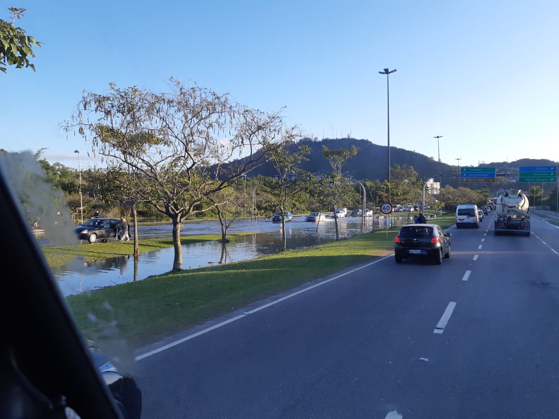 A água invadiu a Avenida da Saudade, sentido Canasvieiras-Centro - Divulgação