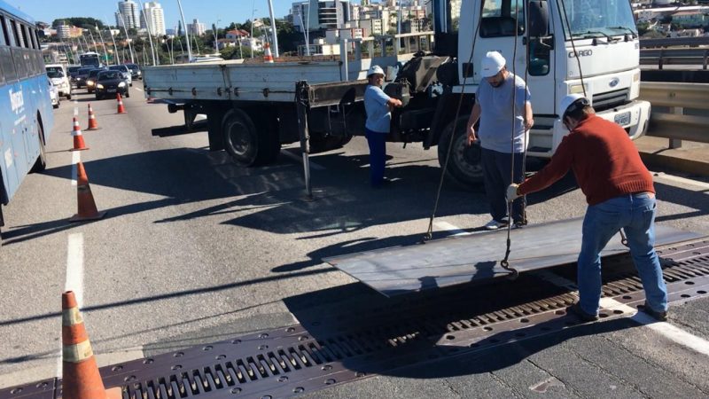 Placa metálica provisória foi colocada na ponte Pedro Ivo Campos por falta de parafusos para fixação da junta. Foto: RIC TV/Divulgação