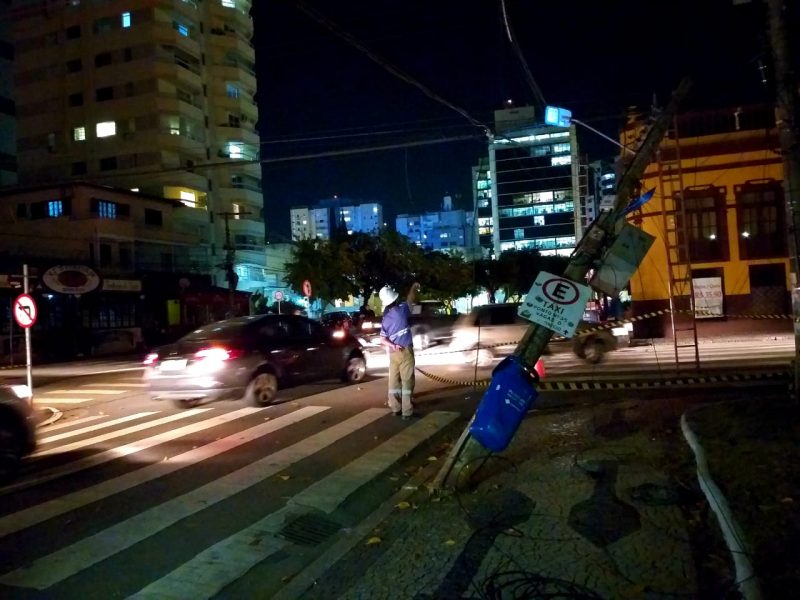 Caminhão bateu no poste por volta das 17h. – Reprodução