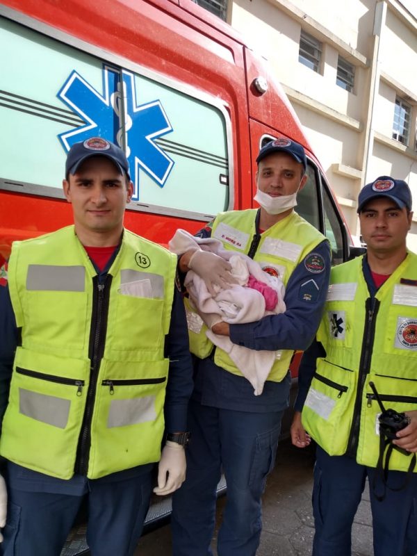 Equipe da PM levaram criança e a mãe para o Hospital e Maternidade Marieta e passam bem – Divulgação/ND