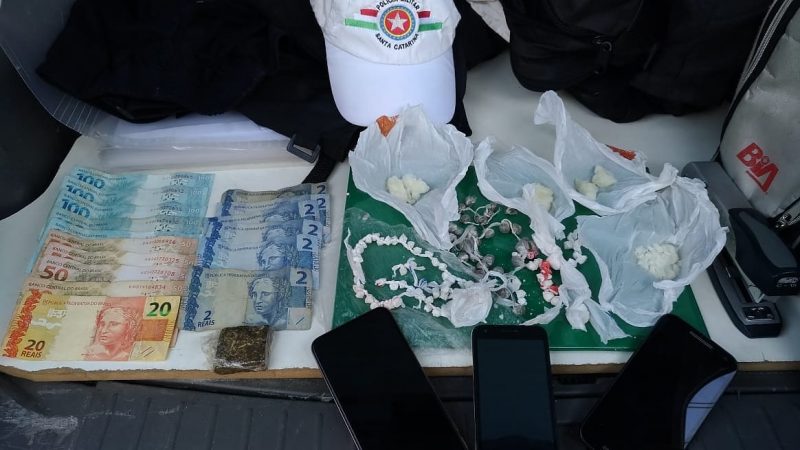 Aparelhos de celular, drogas e dinheiro foram apreendidos – Reprodução Policia Militar Rodoviária