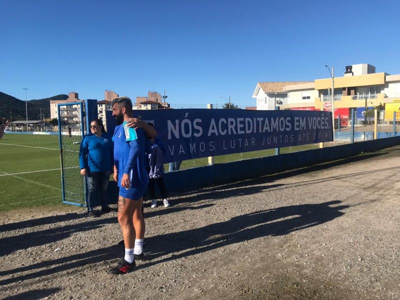 Torcida do Avaí estende faixa acreditando na reação – Leandro Boeira/Avaí FC