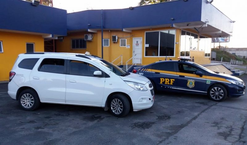 Após roubar o carro em Joinville, e abandonar o motorista, os suspeitos fugiram em direção à BR 101 – PRF / Divulgação
