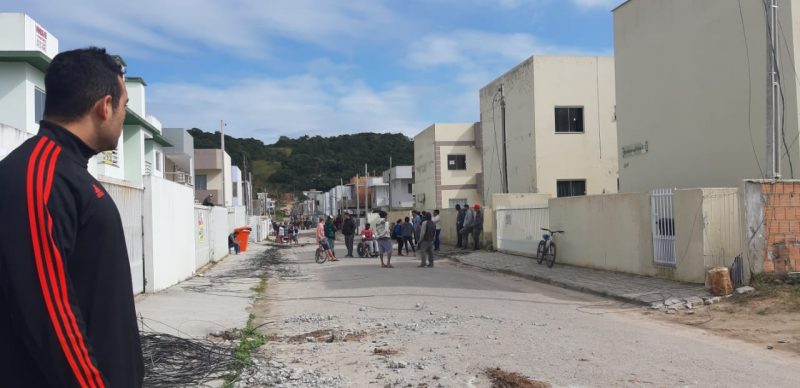 Morador observa a demolição de postes na rua onde mora, no Norte da Ilha – Alex Cavalheiro de Jesus/Arquivo Pessoal/ND