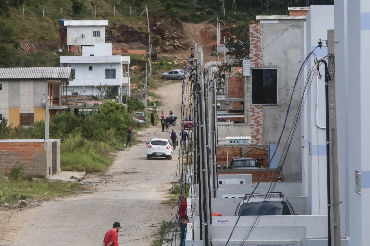 Celesc corta energia e derruba postes em servidão no Norte da Ilha - Anderson Coelho/ND