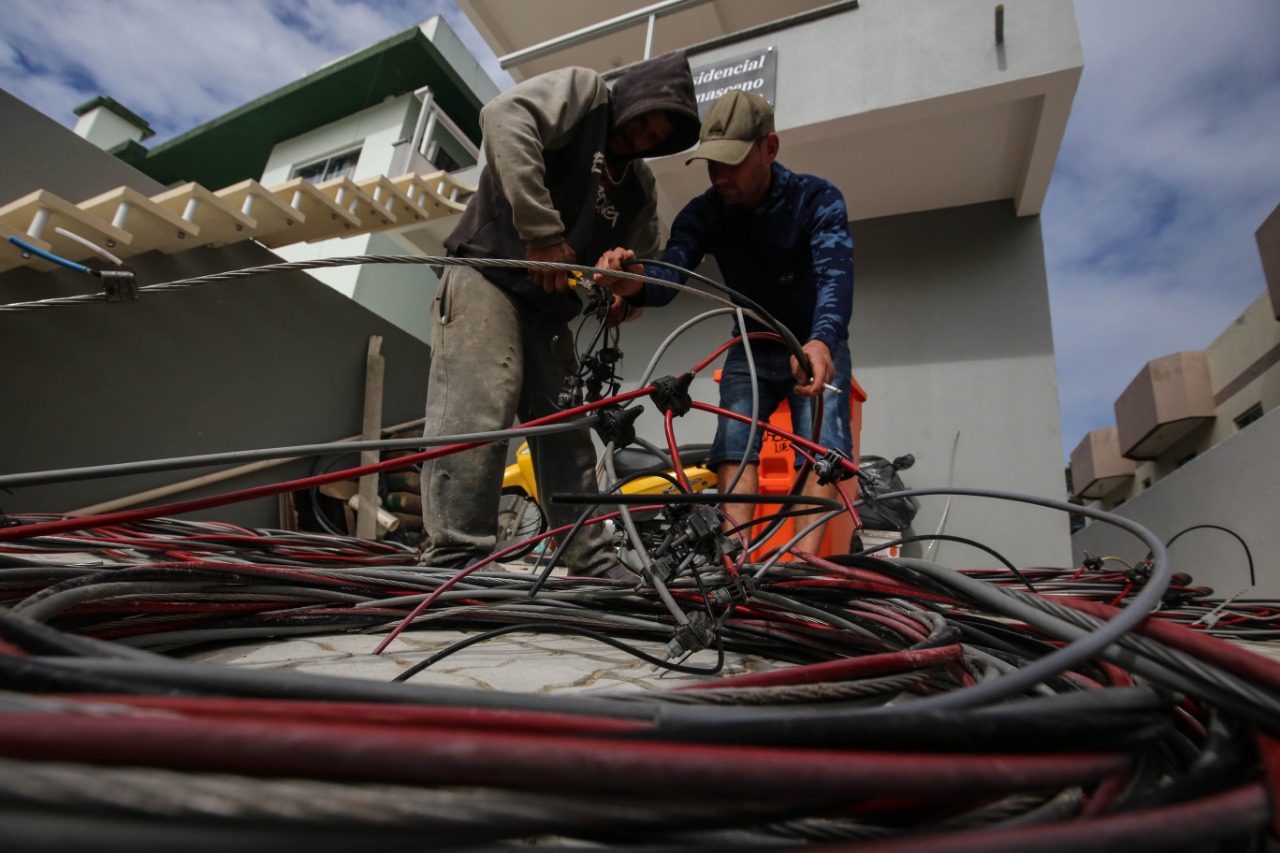 Celesc corta energia e derruba postes em servidão no Norte da Ilha - Anderson Coelho/ND
