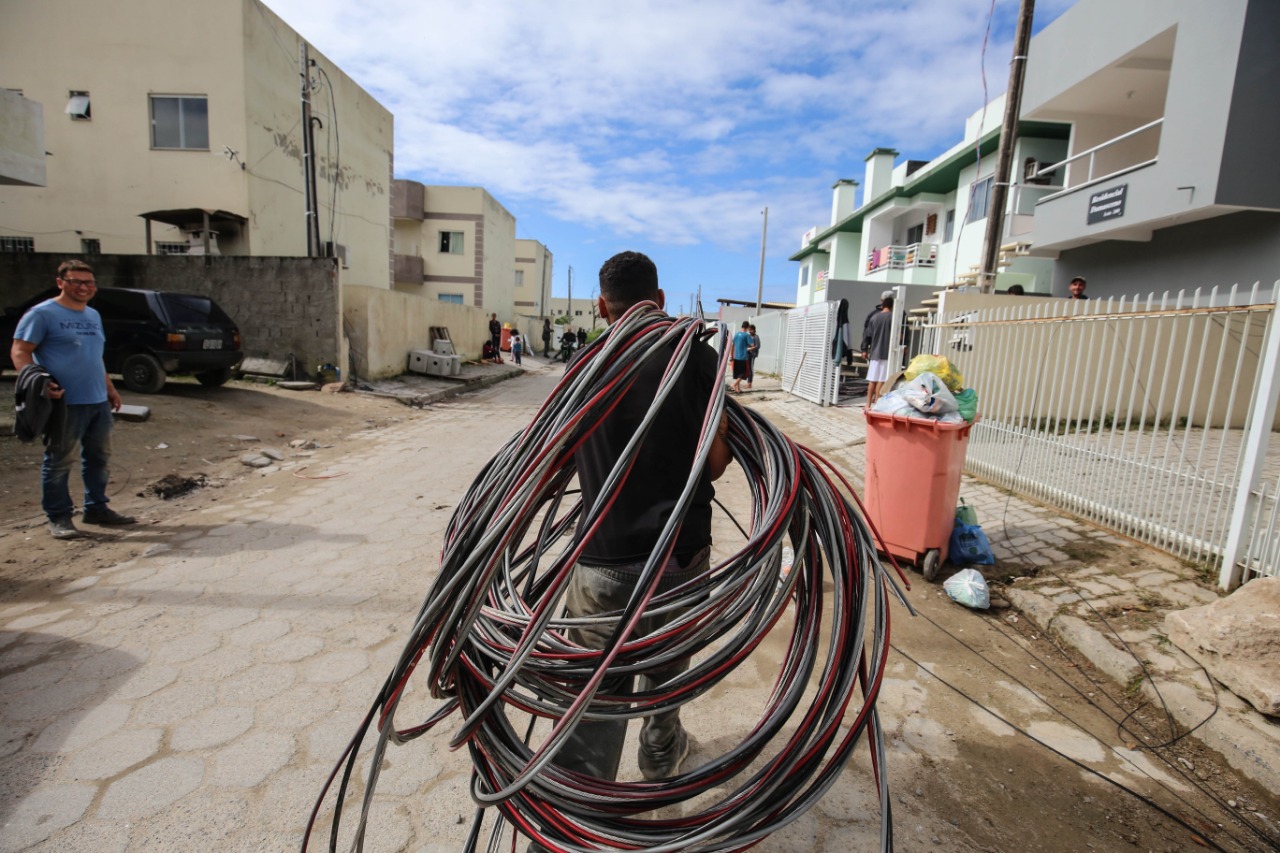 Celesc corta energia e derruba postes em servidão no Norte da Ilha - Anderson Coelho/ND