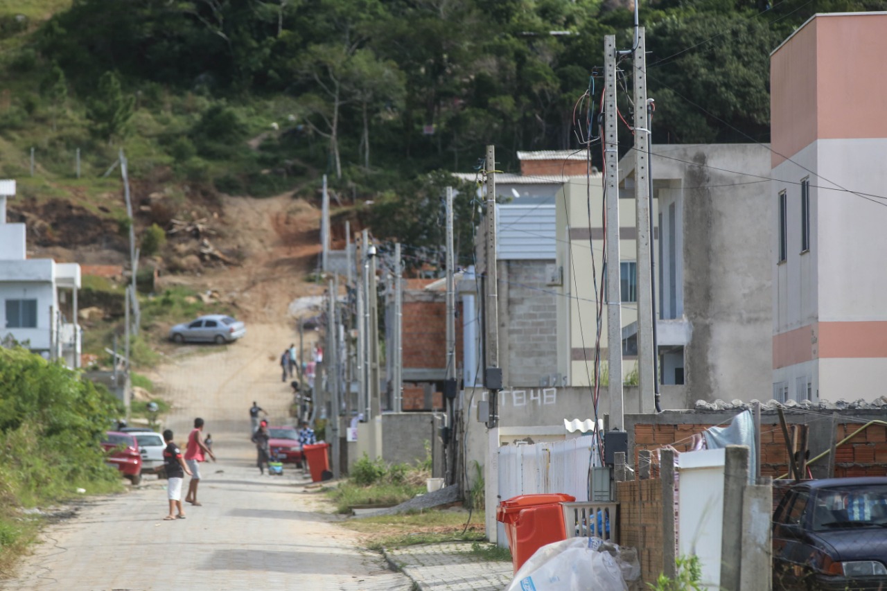 Celesc corta energia e derruba postes em servidão no Norte da Ilha - Anderson Coelho/ND